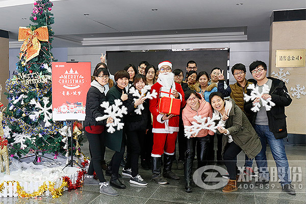 德赢VWIN“圣诞老人”为全体员工派送节日礼物
